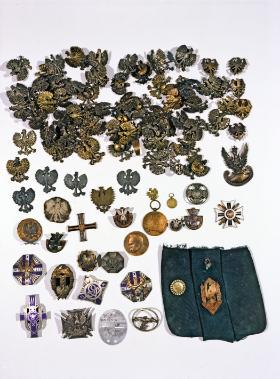 Odznaki i medale należące do ofiar.