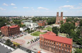 Widok na pl. Jana Pawła II i osiedle robotnicze wokół kościoła.