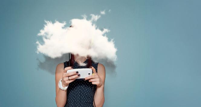 „Realia są takie, że typowy Kowalski poświęca każdą wolną chwilę na skrolowanie Facebooka czy czytanie newsów ze świata.”