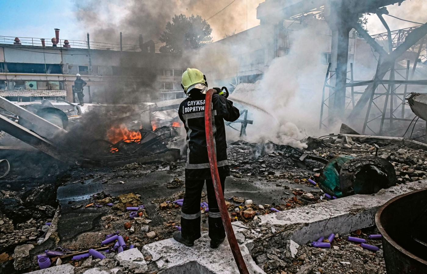 Zniszczone w ataku rakietowym zakłady chemiczne w Charkowie.
