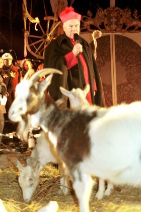 W latach 90. bardzo polubiliśmy żywe szopki. Arcybiskup Tadeusz Gocłowski składa życzenia właśnie przed taką szopką w Gdańsku Matemblewie, 1999 r.