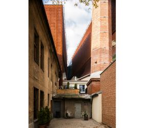 Surowa, rdzewiejąca blacha, niekonwencjonalna bryła, wzorcowe połączenie ze zrewitalizowaną elektrownią, ciekawe wpisanie w urbanistyczny kontekst – to niewątpliwe walory tej realizacji.