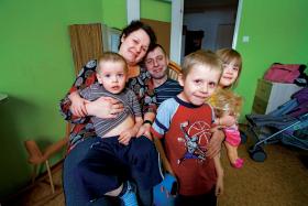 Marta i Irek z odzyskanymi dziećmi – Zuzią, Dawidem i Kacperkiem