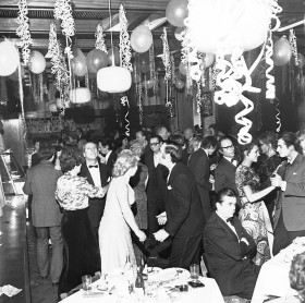 A na salach papierowe serpentyny... (bal w klubie dziennikarza w Domu Prasy, 01.01.1973 r.)