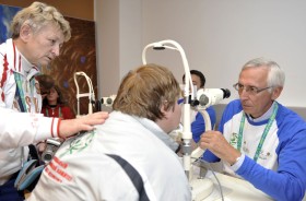 Zmagania zawodników poprzedzają badania lekarskie.