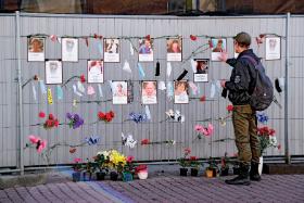 Ściana pamięci w Sankt Petersburgu poświęcona pracownikom medycznym z miasta i regionu zmarłym na COVID-19.