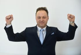 Gwiazdą nowych „Wiadomości” jest Klaudiusz Pobudzin, do niedawna reporter Trwam, dziś znany z materiałów szkalujących KOD.