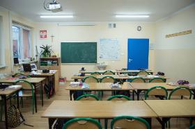 W szkołach wiejskich układ wygląda tak: jest wójt, dyrektor, który podlizuje się wójtowi, i nauczyciel, który musi przetrwać, a w zasadzie jest niewolnikiem.