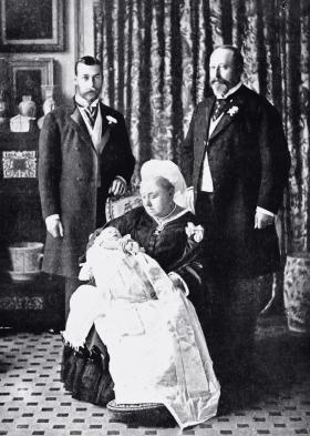 Królowa Wiktoria z przyszłym Edwardem VIII (prawnukiem) na rękach. Po prawej przyszły Edward VII (syn), po lewej przyszły Jerzy V (wnuk).