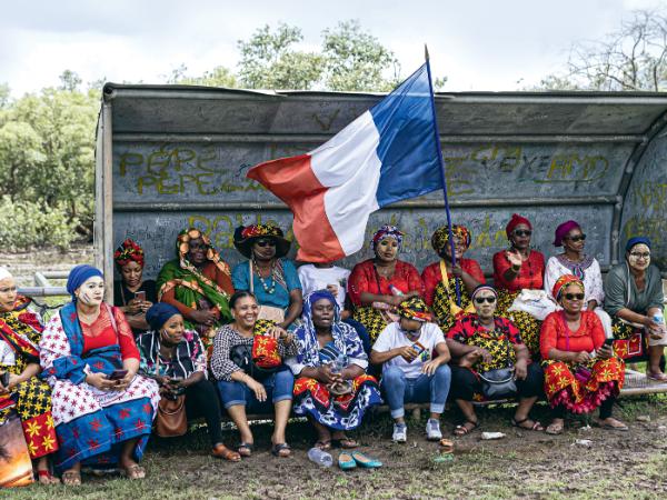 Mieszkańcy Chirongui na wyspie Majotta (francuski departament zamorski w pobliżu Madagaskaru).