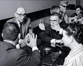 Antoni Słonimski, Jean-Paul Sartre i Simone de Beauvoir przy piwowskim stoliku (1962 r.)