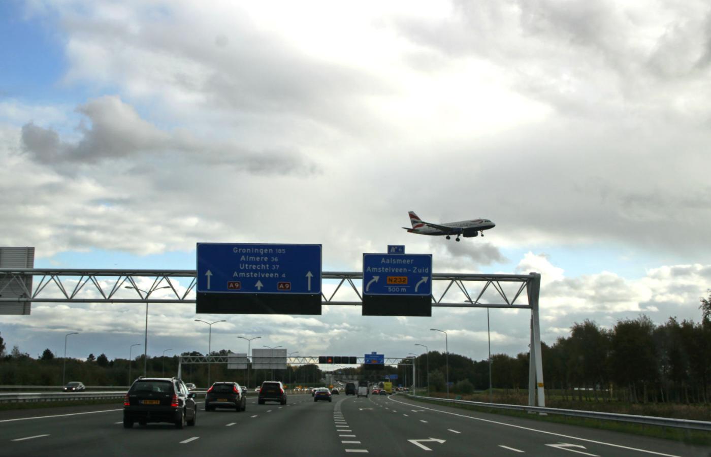 Holandia ogranicza maksymalną dopuszczalną prędkość pojazdów na autostradach ze 130 km na godzinę do setki.