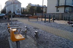 Nie zapomniano również o aktywnych użytkownikach: zamontowano pięć urządzeń siłowni zewnętrznej.