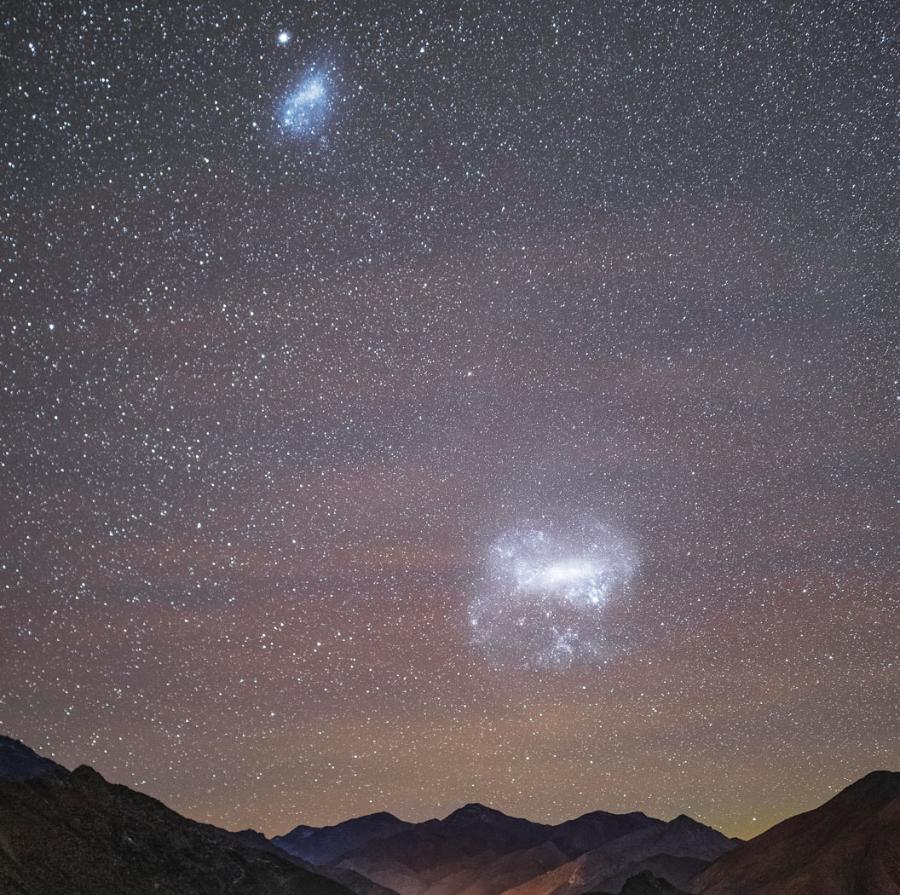 Obłoki Magellana widziane nad pustynią Atakama w Chile. Mniejszy Obłok zawiera ok. 3 mld gwiazd, większy – 20 mld. Zdjęcie wykonano 19 lipca 2019 r.