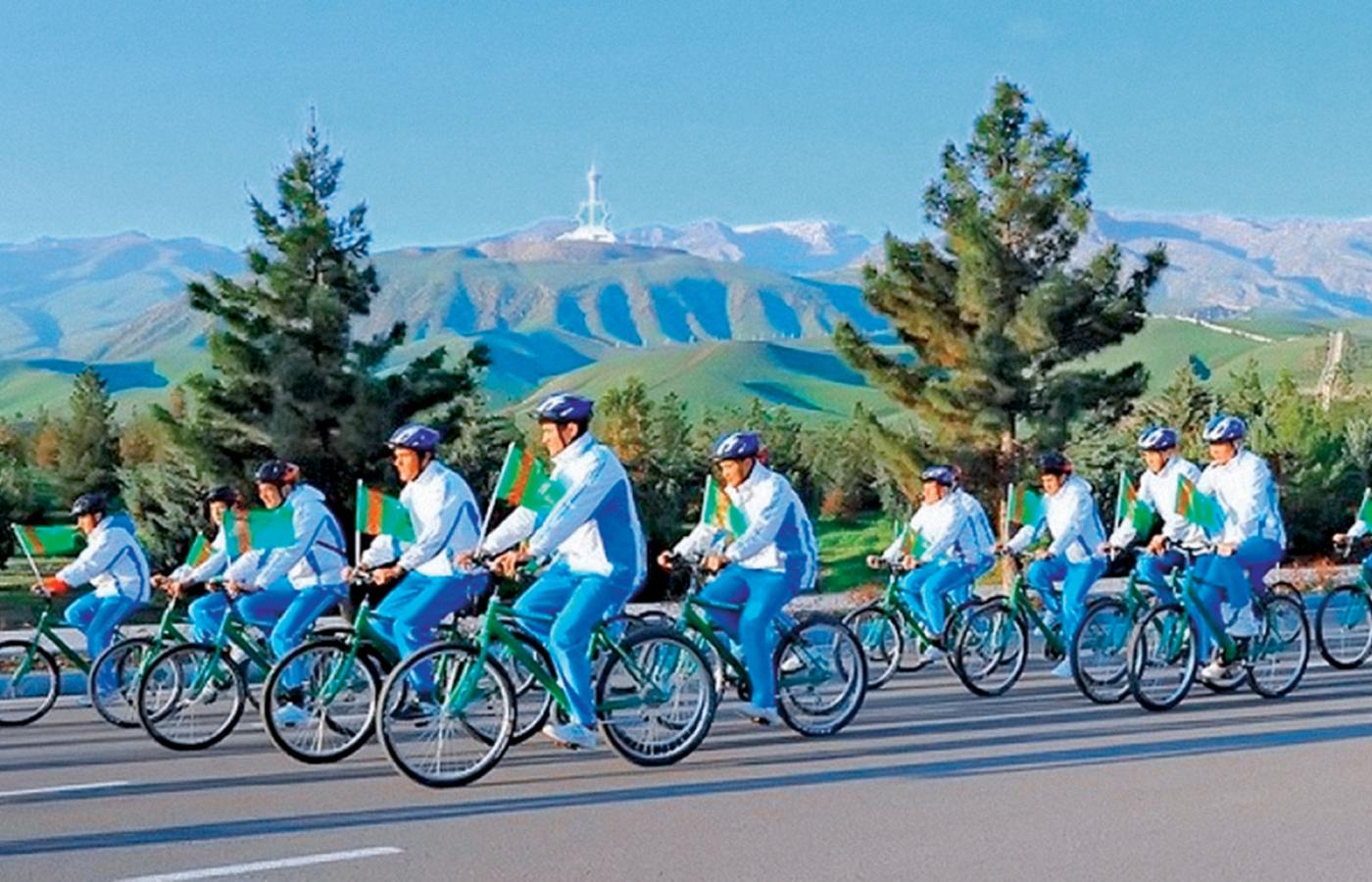 Wyścig kolarski w Turkmenistanie.