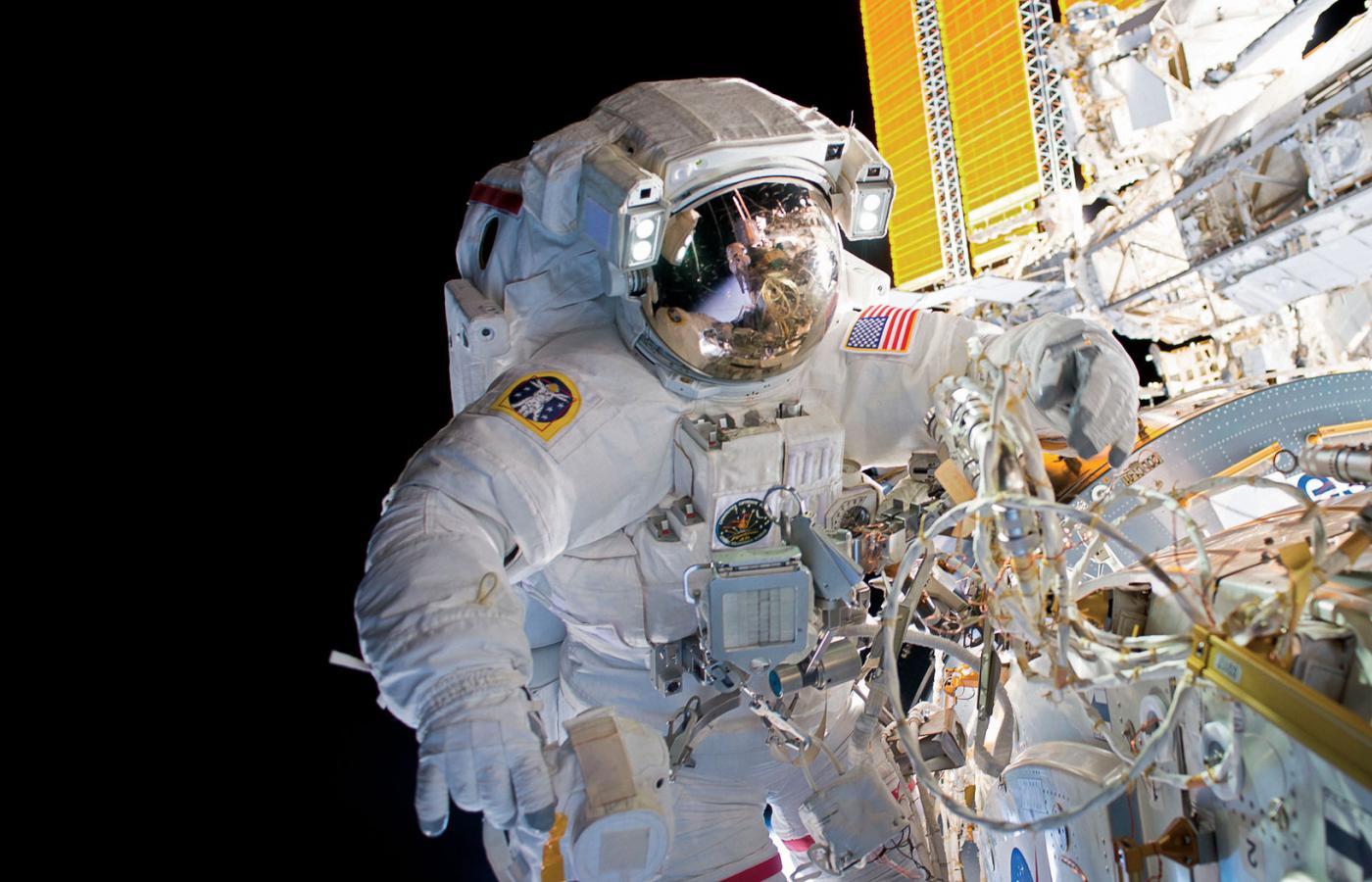 Astronauta amerykański podczas misji serwisowej na Międzynarodowej Stacji Kosmicznej
