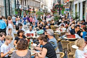 Historia Budapesztu uczy, że po narodowych katastrofach zawsze i tak wraca się tu do knajpek.