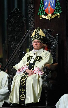 Odbudował ordynariat polowy, stworzył sieć parafii wojskowych. Wojskowa wierchuszka rwała się, by zmyć z siebie grzech służby dla poprzedniego systemu.