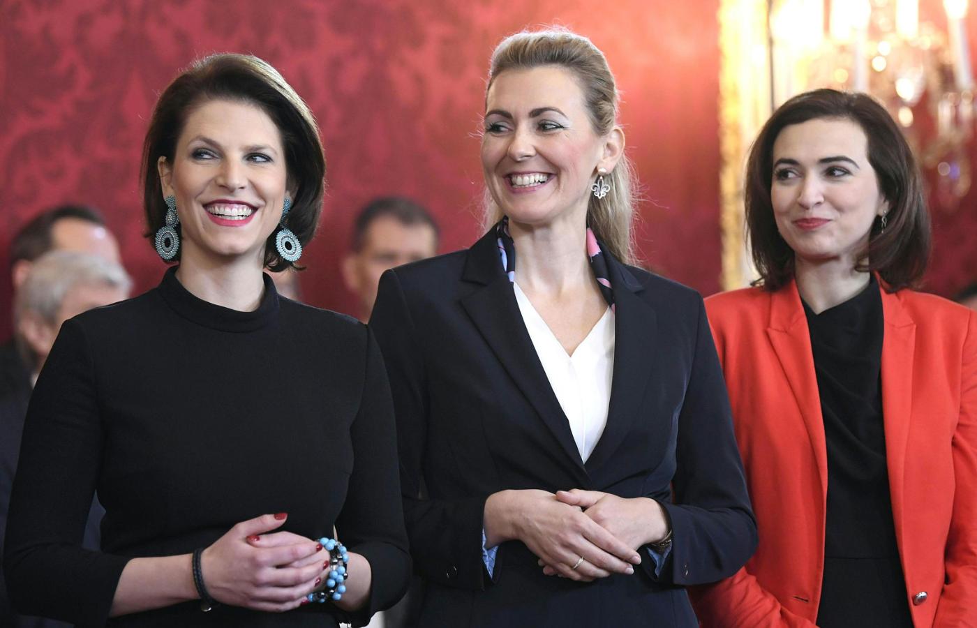 Zaprzysiężenie nowego rządu Austrii. Od lewej: minister do spraw europejskich Karoline Edtstadler, minister pracy, rodziny i młodzieży Christine Aschbacher oraz minister sprawiedliwości Alma Zadić.
