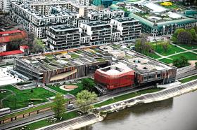 Ikony nowej Warszawy: Centrum Nauki Kopernik, w głębi gmach Biblioteki Uniwersyteckiej z ogrodami na dachu.