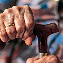 Politycy zdają się nie przejmować. Obniżają wiek emerytalny, choć wiadomo, że przy stosunku 1:1 system emerytalny nie ma szans się zbilansować.