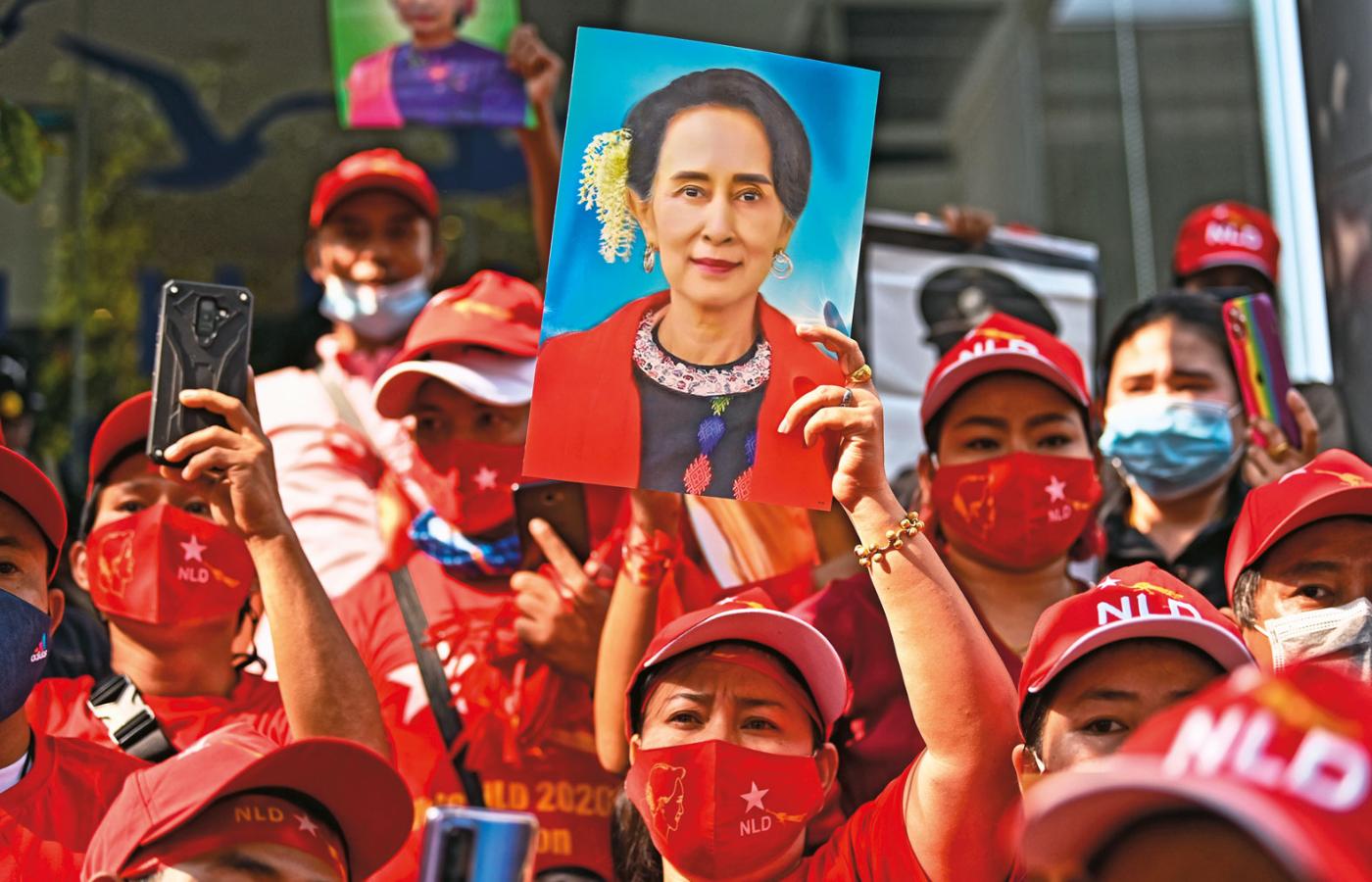 Demonstranci z portretem Aung San Suu Kyi przed ambasadą Birmy w Bangkoku.