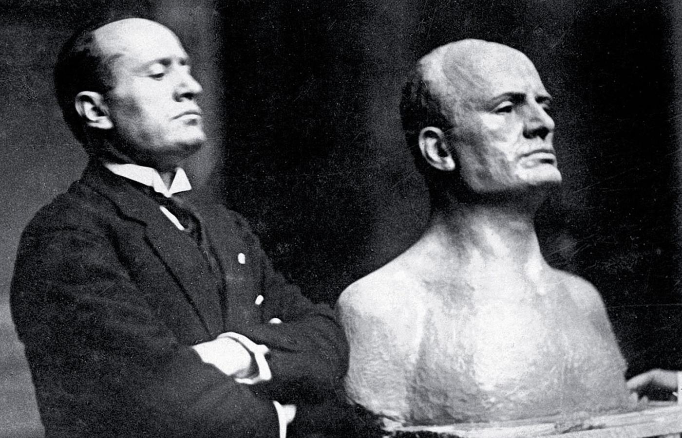 Benito Mussolini pozuje przy swoim popiersiu. Rzeźbiarz wyraźnie uszlachetnił twarz wodza (zdjęcie niedatowane).