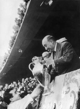 Gen. Franco ze zdobytym przez Real Madryt Pucharem Europy, 1957 r.