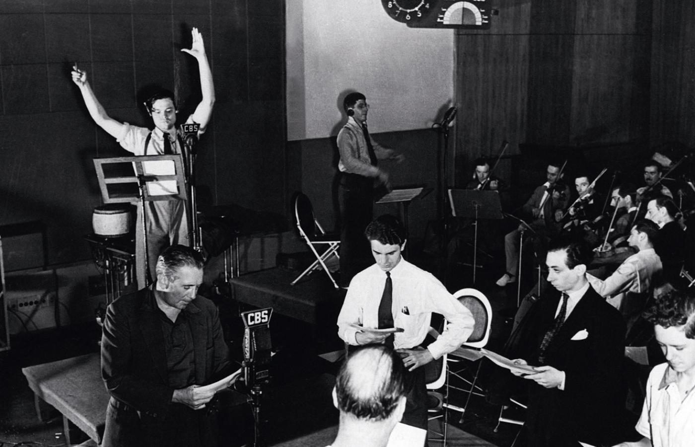 Wykonawcy słuchowiska Orsona Wellesa (stoi z podniesionymi rękami).