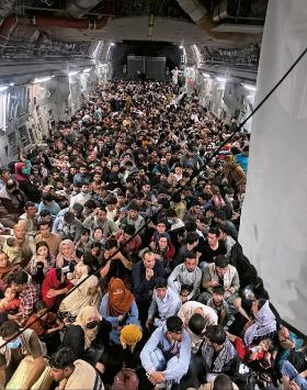 Uciekinierzy na pokładzie amerykańskiego samolotu transportowego C-17.