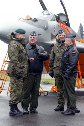 Andrzej Błasik (drugi od lewej) na lotnisku w Malborku. Pierwszy z lewej szef Sztabu Generalnego gen. Franciszek Gągor, który również zginął pod Smoleńskiem