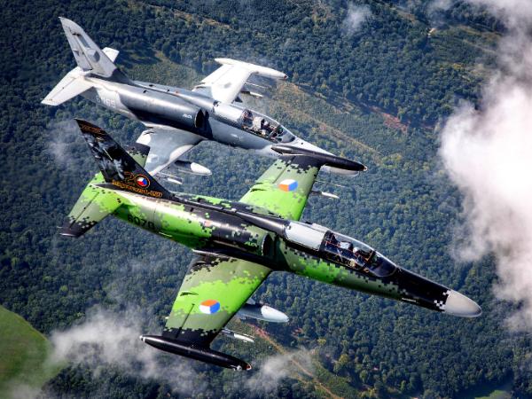 Słowacja , podniebna sesja zdjęciowa z samolotami szkolnymi Czeskich Sil Powietrznych Aero L-159 Alca