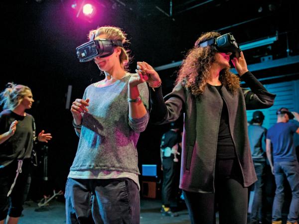 Nowoczesny teatr uczestniczący z użyciem technologii VR.