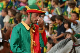 Wszyscy czekają na jeźdźców w barwach contarade…