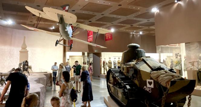 Zwiedzający w nowej siedzibie Muzeum Wojska Polskiego