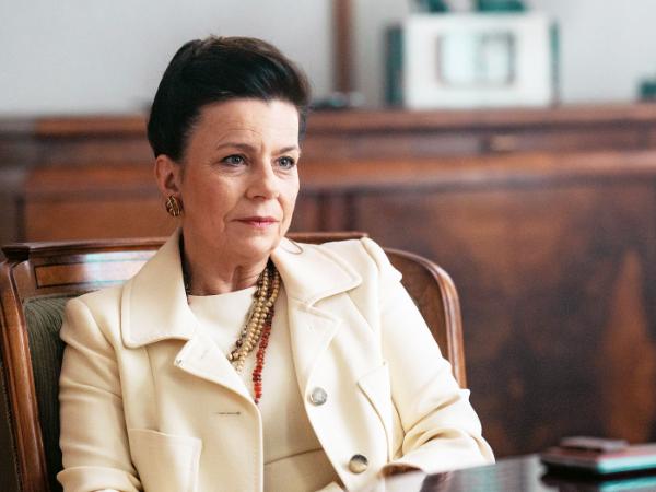 Fikcyjna prof. Krystyna Berger, grana przez Agatę Kuleszę, zastąpiła prawdziwą bohaterkę.