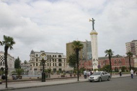 Jeszcze 10 lat temu Batumi było rdzewiejącym kurortem, który lata świetności ma już za sobą. Dziś remont goni remont. A kolejne kamienice zaczynają nabierać blasku.