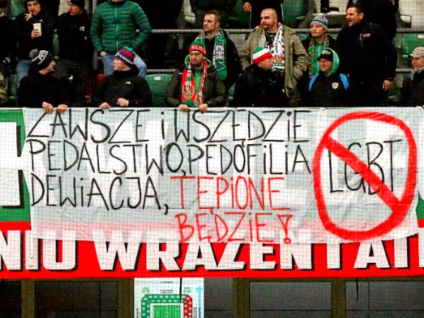 Warszawa, marzec 2019 r. Transparent wywieszony przez kibiców Śląska Wrocław podczas meczu w Warszawie
