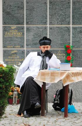 Zgodnie z polskim przeszło 50-letnim prawem funeralnym zwłoki mogą być przechowywane tylko w grobach ziemnych, murowanych lub katakumbach, a prochy z kremacji także w kolumbariach.