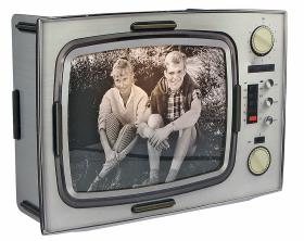 Lampa w kształcie telewizora. Można użyć dowolnego zdjęcia lub wydruku i przenieść się w lata 60. lub 70. ubiegłego wieku. www. klemart. pl/sklep Cena: 160 zł.