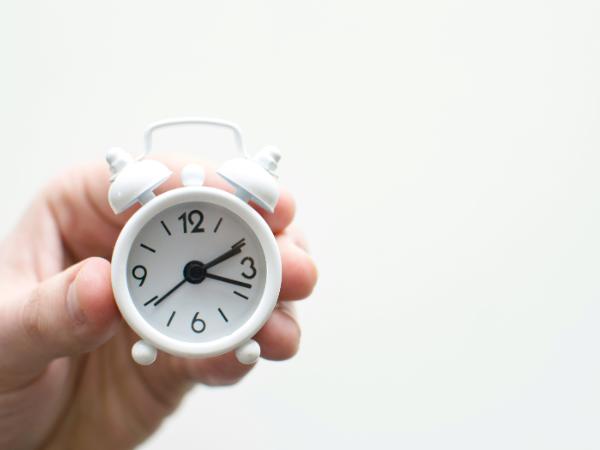 Wiosną, po przejściu na czas letni, negatywne emocje słabły stosunkowo szybko. Jesienią, po powrocie do czasu standardowego (zimowego), obniżony nastrój utrzymywał się znacznie dłużej.