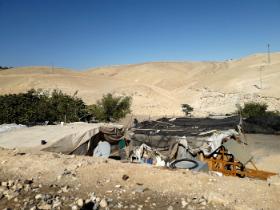 Khan al-Ahmar oznacza „czerwony zajazd”