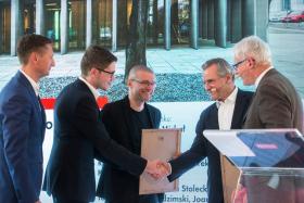 Za finałowy projekt gratulacje z rąk prowadzących Jerzego Baczyńskiego, redaktora naczelnego POLITYKI, i red. Piotra Sarzyńskiego odbierają (od prawej): Robert Konieczny i Michał Lisiński z KWK Promes  oraz Olgierd Geblewicz, marszałek województwa zachodniopomorskiego.