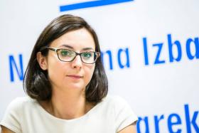 Kamila Gasiuk-Pihowicz. Rocznik 1983. Z wykształcenia prawniczka (kończyła Wydział Prawa i Administracji na Uniwersytecie Kardynała Stefana Wyszyńskiego w Warszawie) i ekonomistka (Szkoła Główna Handlowa). Prawo wybrała drogą dedukcji – marzył jej się wolny zawód, do niczego innego jej nie ciągnęło (jej matka jest lekarzem, ale ona sama boi się krwi). W przeszłości związana z fundacją Forum Dialogu Między Narodami i stowarzyszeniem Młode Centrum przy Unii Wolności, od lat zaangażowana w działalność pozarządową. W 2004 r., mając zaledwie 21 lat, bez sukcesu ubiegała się o mandat eurodeputowanej. Pracowała w Biurze Rzecznika Praw Obywatelskich, walcząc m.in. o prawa pacjenta. Karierę polityczną wybrała wcześnie – pod wpływem spotkań z Bronisławem Geremkiem, Jackiem Kuroniem i Tadeuszem Mazowieckim. Imponowali jej „umiejętnością prowadzenia polityki ponad podziałami, kulturą osobistą, charakterem” – wyliczała w rozmowie z „Gazetą Wyborczą”. Do Sejmu dostała się w 2015 r., otrzymując 19 041 głosów poparcia. Co ją do tego stopnia zdumiało, że kolejnej nocy nie zmrużyła nawet oka.Rzeczniczka prasowa Nowoczesnej, pracuje w Komisji Sprawiedliwości i Praw Człowieka oraz Komisji Zdrowia. Dlaczego Sejm? Żeby „wziąć sprawy w swoje ręce” – przyznała POLITYCE. O sporze PO i PiS mówi, że zrobił się jałowy – między innymi dlatego przestała głosować na Platformę. Styl Nowoczesnej ma być inny – podkreśla – a jej zadaniem jest recenzować rząd PiS. W innym stylu Gasiuk-Pihowicz sprawuje też funkcję rzecznika – rezygnując między innymi z tradycyjnych przekazów dnia, za to angażując się w sejmowe dyskusje. Jej wystąpieniom ponoć z uwagą przysłuchuje się sam Jarosław Kaczyński. Gasiuk-Pihowicz ma opinię merytorycznej, świetnie przygotowanej, wymagającej i dokładnej. Podobno pracuje całą dobę i wciąż wysyła współpracownikom maile. W sali plenarnej siedzi w pobliżu posłanek Kukiza – ponoć rozmawiają wyłącznie na tematy niepolityczne. Przeciwniczka ideologicznych wojen. Chodzi do kościoła, ale jest przeciw finansowaniu tej instytucji. Poza wszystkim żona, matka dwójki dzieci. Męża Michała poznała w Młodym Centrum. Wybrane wypowiedzi:• „PiS – obawiajcie się, bo na podstępie z podrobionym kluczykiem naprawdę nie zbuduje się silnej i niezależnej Polski”• „Istnieją w polityce inne miary czasu niż »tu i teraz«. Być może trudno to sobie Państwu dzisiaj wyobrazić, ale żadna władza nie jest wieczna. Pomyślcie o przyszłości. Jeszcze zatęsknicie za niezależnym i obdarzonym szacunkiem Trybunałem Konstytucyjnym”• „Prosimy Prezydenta o ułaskawienie polskiej demokracji”• „Nocne ślubowania, błyskawiczne i gorączkowe głosowania, nierespektowanie wymiaru sprawiedliwości i brak konstruktywnej debaty w Sejmie. ‎PiS‬ buduje państwo nihilizmu bez szacunku dla demokracji. Szyderczo śmieje się, jak ktoś mówi prawdę. Obywatele tego nie wybaczą!”• „Czy chcemy, aby decyzja prezesa partii była prawem powszechnie obowiązującym?”