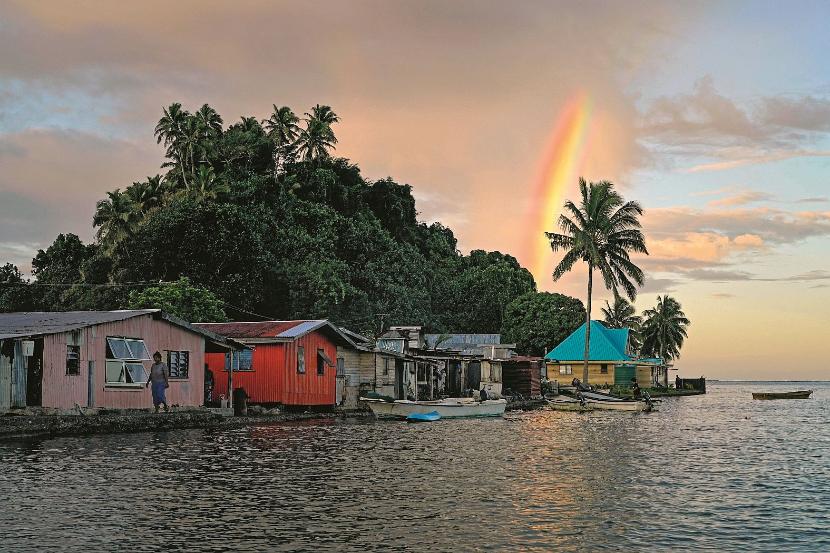 Ocean za progiem. We wsi Serua, na największej fidżyjskiej wyspie Viti Levu, po falochronie nie ma już śladu.