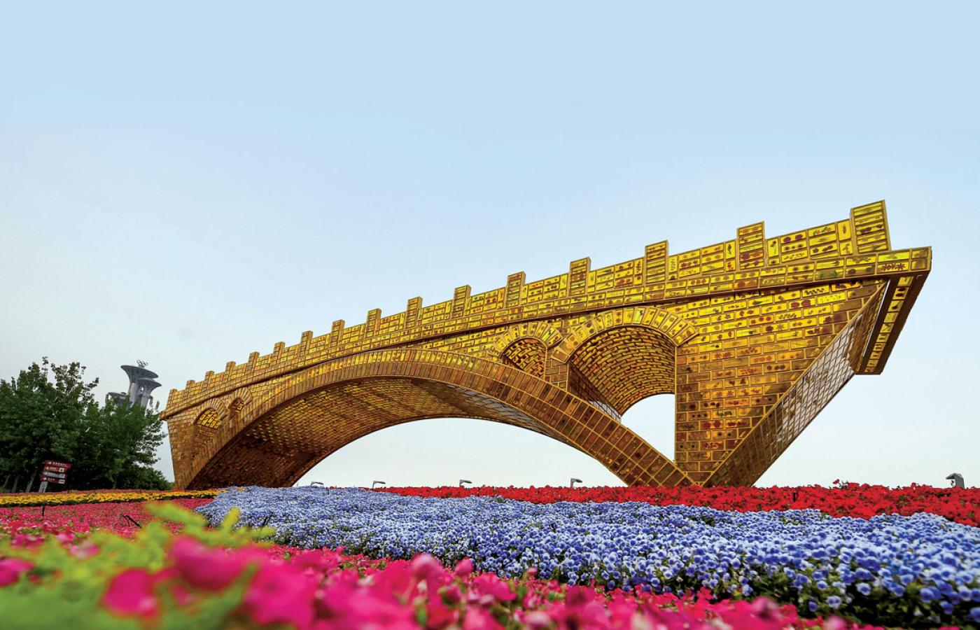 Złoty most na jedwabnym szlaku – pomnik w pekińskim Parku Olimpijskim