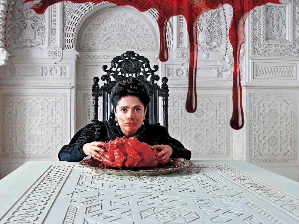 Salma Hayek („Pentameron”) zjada krwawe serce morskiego potwora.