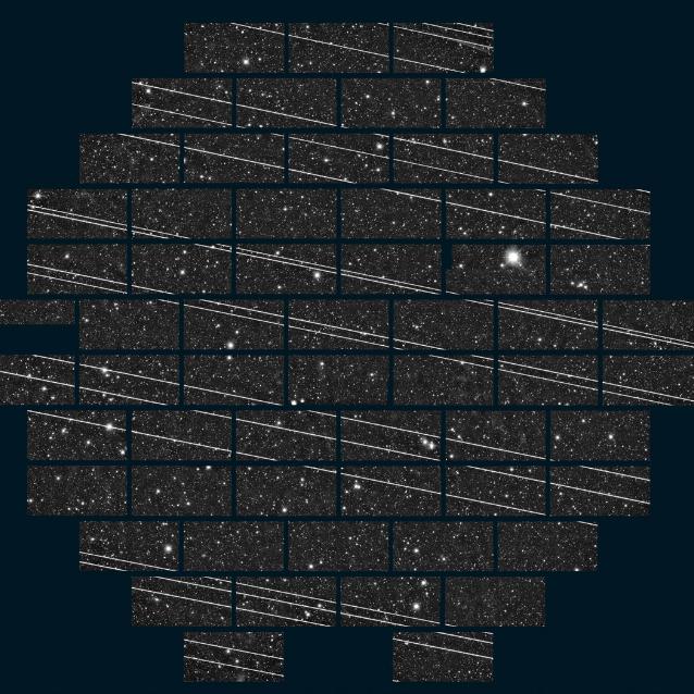 Źródłem 19 smug świetlnych na tym zdjęciu, wykonanym w listopadzie 2019 roku za pomocą 4-metrowego teleskopu Víctora M. Blanco w Cerro Tololo Inter-American Observatory w Chile, są satelity Starlink. Takie smugi zagrażają przyszłości astronomii naziemnej.