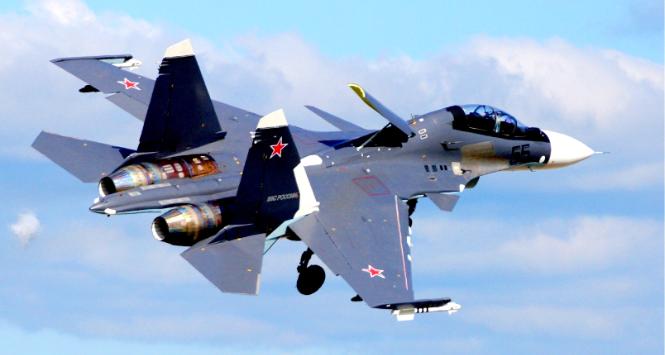 Rosyjski Su-35 z czerwonymi gwiazdami na kadłubie