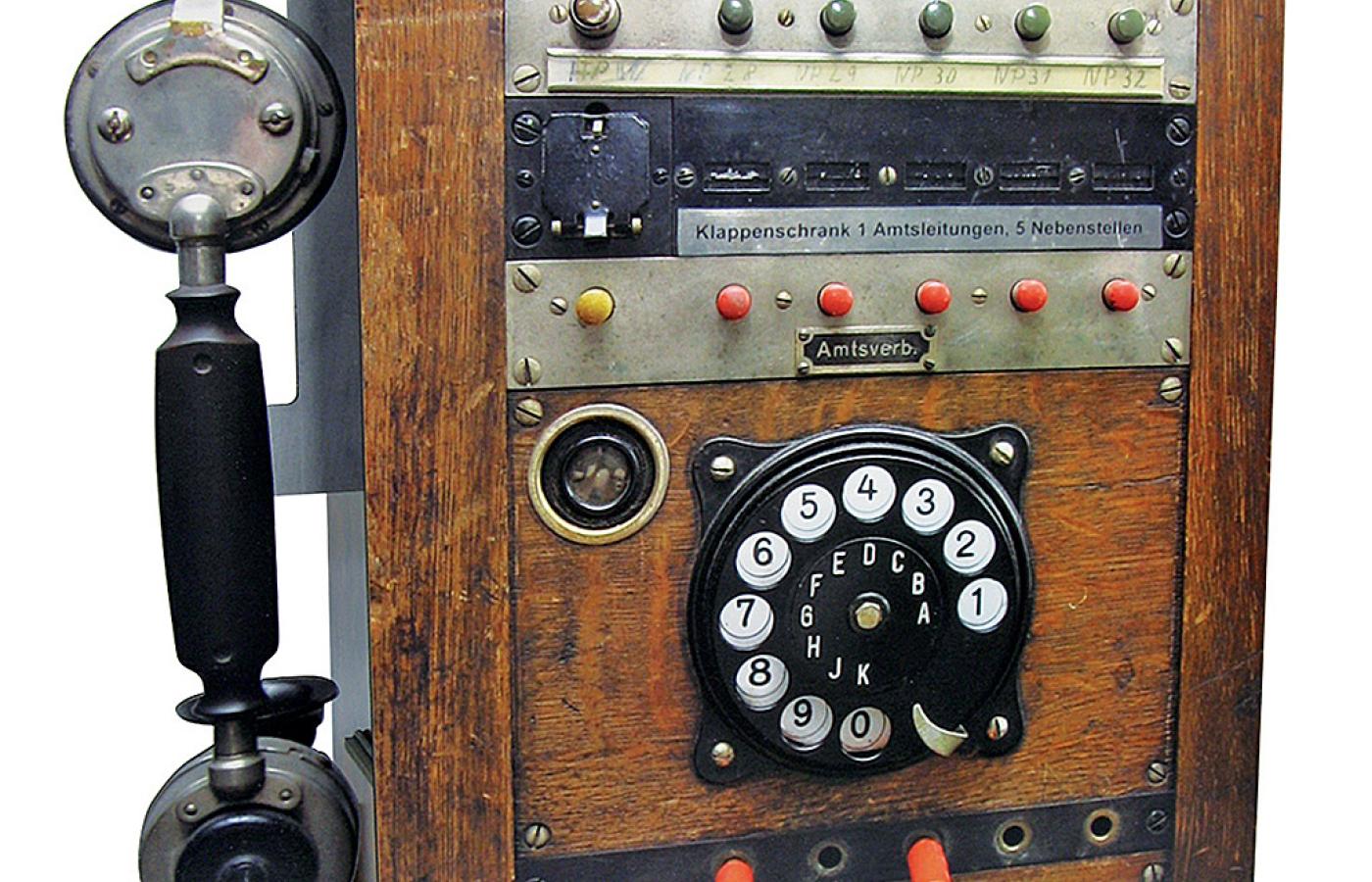 Stacja telefoniczna.  Wygląda jak stary drewniany telefon, ale nie da się z niego zadzwonić. Za to sprytnie ukrywa kable i zasilanie telefonu komórkowego, odtwarzacza MP3 lub aparatu cyfrowego. 41 x 28 x 15 cm. www. klemart. pl/sklep Cena: 179 zł.